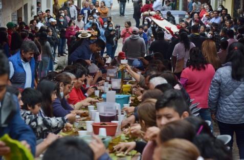 En Yecuatla, la pandemia aun presente no impidió a sus pobladores continuar con sus tradiciones, en la cual la comida tiene también un papel primordial, especialmente con sus tamales y chilatole.