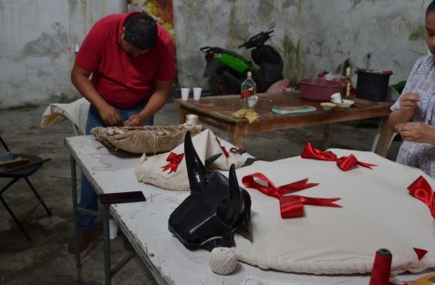 La comunidad divide inicialmente la fiesta en sus llamados <em>cuarteles</em>, donde cada uno, bajo la dirección del padrino o madrina, elabora un toro, el cual llevarán el domingo a la iglesia para que les sea bendecido, y con  él bailarán durante la fiesta.