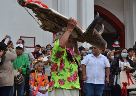 La comunidad divide inicialmente la fiesta en sus llamados <em>cuarteles</em>, donde cada uno, bajo la dirección del padrino o madrina, elabora un toro, el cual llevarán el domingo a la iglesia para que les sea bendecido, y con  él bailarán durante la fiesta.
