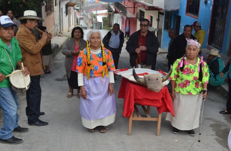 La comunidad divide inicialmente la fiesta en sus llamados <em>cuarteles</em>, donde cada uno, bajo la dirección del padrino o madrina, elabora un toro, el cual llevarán el domingo a la iglesia para que les sea bendecido, y con  él bailarán durante la fiesta.