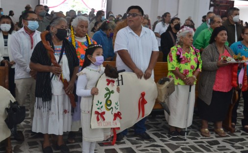 La comunidad divide inicialmente la fiesta en sus llamados <em>cuarteles</em>, donde cada uno, bajo la dirección del padrino o madrina, elabora un toro, el cual llevarán el domingo a la iglesia para que les sea bendecido, y con  él bailarán durante la fiesta.