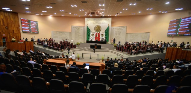 Sin embargo, la Comisión Permanente de Justicia y Puntos Constitucionales juzgó pertinente conservar el delito de Ultrajes a la Autoridad en la ley penal estatal, al considerar que protege el orden público y no representa una carga arbitraria y desmedida para los gobernados, toda vez que, cada que se haga imperar el orden público por sobre los derechos e intereses particulares, las autoridades deben ajustar su actuación a la norma, dado que el Constituyente federal ha previsto los principios de certeza jurídica y legalidad, en beneficio de las personas, en los artículos 14 y 16 de la Carta Magna.

 