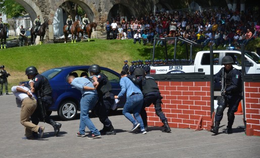Por otra parte, la Comisión manifiesta inviable derogar el artículo 371 Quinquies, ya que representaría una desprotección a quienes, en cumplimiento de su deber, velan por la seguridad de las y los habitantes y residentes transitorios de la entidad, <em>pues la conducta delictiva descrita en el mencionado numeral implica graves riesgos para la integridad de los elementos de las instituciones de seguridad pública en la entidad</em>.