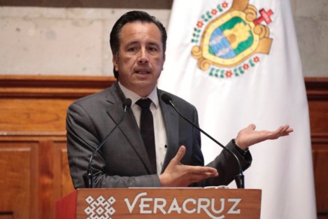 En conferencia de prensa, el gobernador Cuitláhuac García Jiménez dio a conocer que la Secretaría de Finanzas y Planeación (SEFIPLAN) mantendrá vigente el programa <em>El canje seguro conviene</em> hasta el 30 de junio, con una expansión gradual de la Oficina de Hacienda del Estado (OHE) como lo ha hecho desde el inicio. 