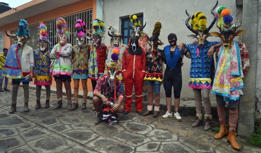 Con una capa multicolor y botines para zapatear, los hombres bailan al ritmo de la banda hasta llegada la noche.