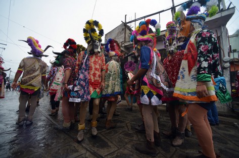 Con una capa multicolor y botines para zapatear, los hombres bailan al ritmo de la banda hasta llegada la noche.