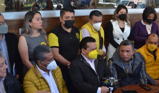 Sergio Cadena Martínez, dirigente estatal del PRD, acompañado por el diputado federal Jesús Alberto Velázquez Flores, aseveró que la Suprema Corte de Justicia de la Nación cerró la puerta al abuso del poder y al autoritarismo en Veracruz.