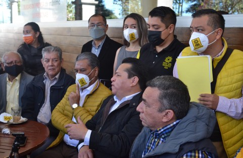 Sergio Cadena Martínez, dirigente estatal del PRD, acompañado por el diputado federal Jesús Alberto Velázquez Flores, aseveró que la Suprema Corte de Justicia de la Nación cerró la puerta al abuso del poder y al autoritarismo en Veracruz.