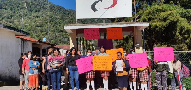  Padres de familia de los alumnos de segundo, cuarto y sexto semestre del Telebachillerato de la localidad de Plan de Las Hayas, municipio de Juchique de Ferrer, tomaron el plantel acusando la ausencia injustificada de una maestra, pues su permiso concluyó y no ha regresado ni la SEV ha enviado su remplazo.
