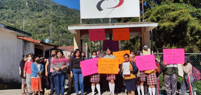 adres de familia de los alumnos de segundo, cuarto y sexto semestre del Telebachillerato de la localidad de Plan de Las Hayas, municipio de Juchique de Ferrer, tomaron el plantel acusando la ausencia injustificada de una maestra. 