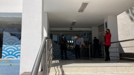 En su mayoría fueron personas mayores quienes no se enteraron (ni tenían porqué investigar) de la suspensión de labores, la cual se notificó en redes sociales de la CMAS. Al parecer estos burócratas, al igual los de otras instituciones con sindicatos poderosos, hicieron valer su descanso de martes de carnaval. 