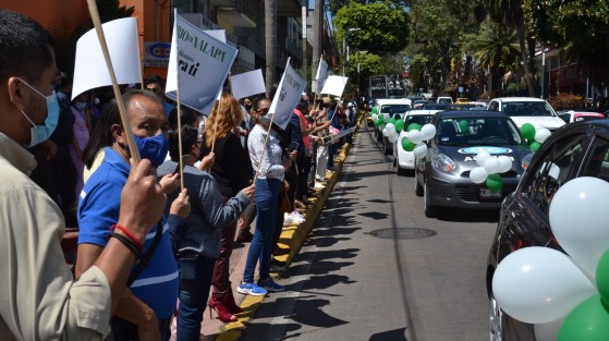 Sobre la avenida Ávila Camacho, personal y directivos del Diario de Xalapa dieron el banderazo al desfile para celebrar el cambio de formato de ese impreso, el cual desde ahora será tabloide y tendrá más presencia en redes sociales. 
