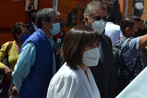 Sobre la avenida Ávila Camacho, personal y directivos del Diario de Xalapa dieron el banderazo al desfile para celebrar el cambio de formato de ese impreso, el cual desde ahora será tabloide y tendrá más presencia en redes sociales. 