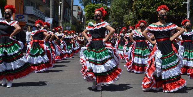 Sobre la avenida Ávila Camacho, personal y directivos del Diario de Xalapa dieron el banderazo al desfile para celebrar el cambio de formato de ese impreso, el cual desde ahora será tabloide y tendrá más presencia en redes sociales. 