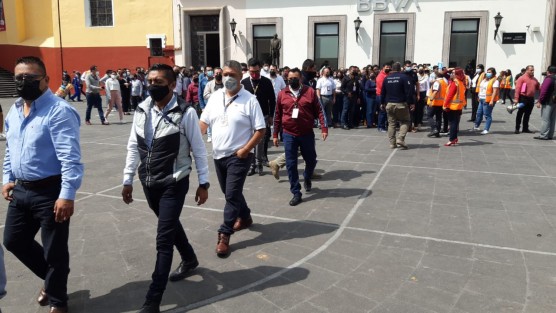 Debido al sismo registrado a las 13:35 horas de este lunes de una intensidad de 5.2  y con epicentro en Pochutla, Oaxaca, decenas de xalapeños, entre empleados y población en general, se concentraron en los puntos indicados para desalojo, tales como Plaza Lerdo, parque Juárez, entre otros. El evento natural no afectó más que el susto en quienes lo percibieron.