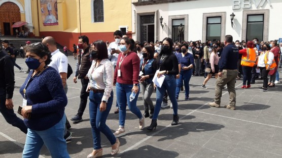 Debido al sismo registrado a las 13:35 horas de este lunes de una intensidad de 5.2  y con epicentro en Pochutla, Oaxaca, decenas de xalapeños, entre empleados y población en general, se concentraron en los puntos indicados para desalojo, tales como Plaza Lerdo, parque Juárez, entre otros. El evento natural no afectó más que el susto en quienes lo percibieron.