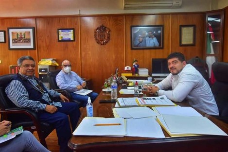El Secretario General, del Sindicato Magisterial del Estado de Veracruz (SIMEV), Profesor Mario Antonio Chama Díaz, se reunió con el Secretario de Educación de Veracruz, profesor Zenyazen Escobar García, en dónde se trataron temas relativos a la Educación de Veracruz y principalmente de los agremiados de esta Organización Sindical.
