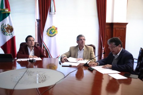 En la Primera Sesión Ordinaria del Consejo de Economía del Estado, el gobernador Cuitláhuac García Jiménez instaló los consejos regionales creados por la Secretaría de Desarrollo Económico y Portuario (SEDECOP) para el análisis y decisión sobre los proyectos que permitan a la población el bienestar mediante el fomento a la inversión y apoyo a sectores estratégicos. 