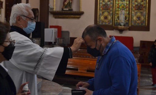 Este miércoles 2 de marzo católicos acudieron a la imposición de ceniza con el  rito que da inicio la Cuaresma.