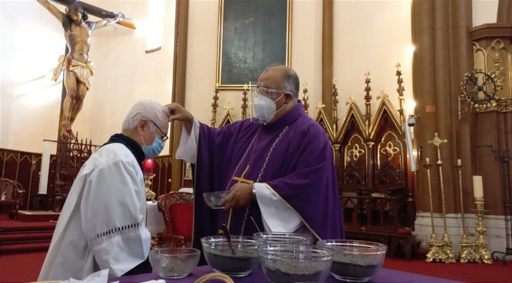  Las misas se están celebrando cada 3 horas en la Catedral Metropolitana; la primera fue presidida por el párroco Roberto Reyes Anaya.