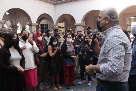 El alcalde Ricardo Ahued Bardahuil atendió a Juan Piedra, dirigente de Pueblos Unidos y a integrantes de la agrupación, quienes le expresaron su molestia por los altos cobros por parte de CMAS.