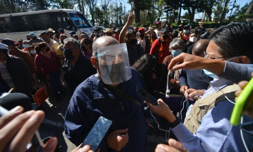El alcalde Ricardo Ahued Bardahuil atendió a Juan Piedra, dirigente de Pueblos Unidos y a integrantes de la agrupación, quienes le expresaron su molestia por los altos cobros por parte de CMAS.
