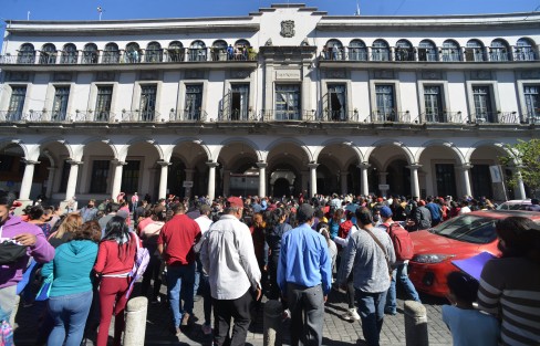 El alcalde Ricardo Ahued Bardahuil atendió a Juan Piedra, dirigente de Pueblos Unidos y a integrantes de la agrupación, quienes le expresaron su molestia por los altos cobros por parte de CMAS.