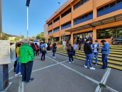 Un sismo de magnitud 5.7, con epicentro a 14 km al Sureste de Isla, Ver.  fue percibido en la capital a las 8:40 horas de este 3 de marzo. Conforme a los protocolos de Protección Civil, edificios fueron desalojados, como en el caso de la Facultad de Psicología de la Universidad Veracruzana.