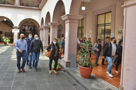 La actualización de Sistema Sismológico Nacional indica que el sismo suscitado a la 8:40 horas de este jueves, fue de una magnitud de 5.7, con epicentro a 14 kilómetros de Isla, Ver.. Palacio Municipal de Xalapa, entre otro de los edificios que fueron evacuados por el fenómeno.