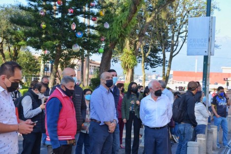 Funcionarios y autoridades municipales de Xalapa, desalojaron las instalaciones y se trasladaron a la explanada del parque Benito Juárez para aguardar el desarrollo de los protocolos correspondientes.