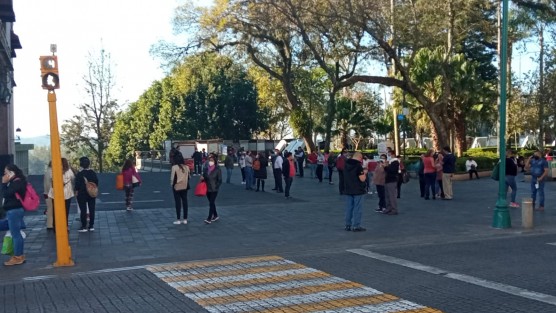 Aspectos del desalojo de edificios en el centro de Xalapa, tras el sismo de magnitud 5.7 con epicentro a 14 km al norte de Isla, Ver.