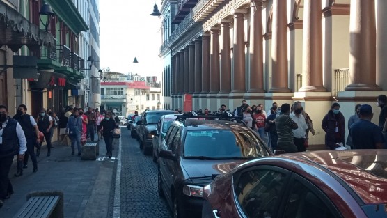 Aspectos del desalojo de edificios en el centro de Xalapa, tras el sismo de magnitud 5.7 con epicentro a 14 km al norte de Isla, Ver.