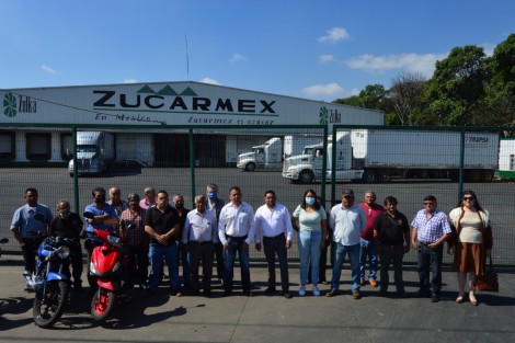 Un grupo de cañeros protestó afuera de la bodega de Zucarmex, ubicada sobre la carretera Coatepec-Las Trancas, como parte de una movilización a nivel nacional. 