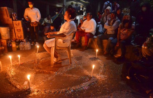 Este primer viernes de marzo son cientos de personas las que trasladan al santuario El Encanto de Búho, en el municipio de Catemaco, buscando ayudada de la señora Francisca,  quienes creen que a las 12 de la noche de este día, se abre un portal y las energías del lugar se prestan para poder curar y pedir favores a las deidades de otras dimensiones.