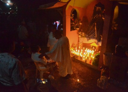 Este primer viernes de marzo son cientos de personas las que trasladan al santuario El Encanto de Búho, en el municipio de Catemaco, buscando ayudada de la señora Francisca,  quienes creen que a las 12 de la noche de este día, se abre un portal y las energías del lugar se prestan para poder curar y pedir favores a las deidades de otras dimensiones.