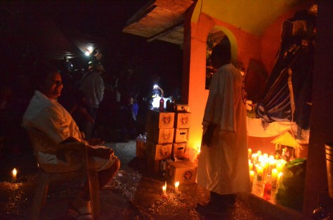  Francisca Hernández Mixtega de la comunidad de Zapoapan de Cabañas, mpio. de Catemaco, tiene más de 38 años dedicándose a <em>curar</em> personas o que estén <em>poseídas por algún demonio</em>, dice, por medio de la magia blanca y con el respaldo de la Santa Muerte.