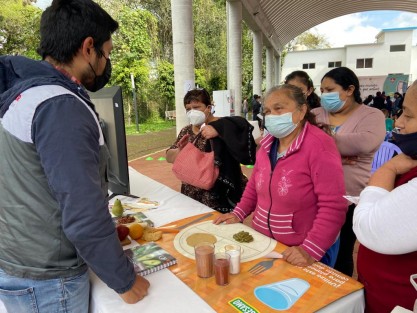 En el marco del Día Mundial contra la Obesidad; SESVER en coordinación con el DIF y H. Ayuntamiento de Banderilla, presentaron porciones de alimentos que forman parte de una dieta sana y con actividades lúdicas, mostraron a la población asistente, el daño que provoca a la salud el consumo excesivo de alimentos con azúcares y sodio.