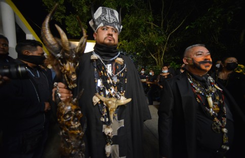Otro aspecto de los ritos del primer viernes de marzo en Catemaco es la <em>Misa Negra</em> encabezada por Enrique Marthen  Berdon <em>El ahijado</em>, donde se invierte más en producción, y por ende se cobran cuotas más elevadas a los asistentes.  