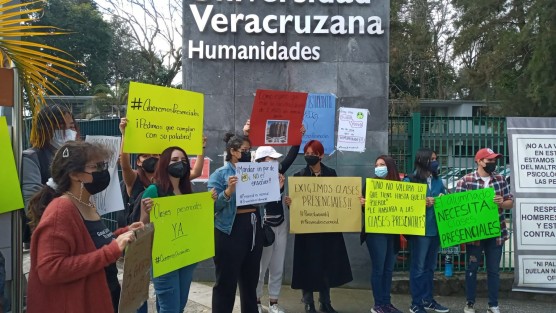 Estudiantes de la Unidad de Humanidades de la Universidad Veracruzana se manifestaron este viernes debido a que las clases presenciales se pospusieron hasta el 19 de abril, alegando que es necesario ya retomar sus clases presenciales y que para los foráneos la demora genera gastos perdidos. 