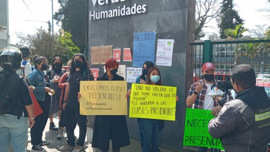 Estudiantes de la Unidad de Humanidades de la Universidad Veracruzana se manifestaron este viernes debido a que las clases presenciales se pospusieron hasta el 19 de abril, alegando que es necesario ya retomar sus clases presenciales y que para los foráneos la demora genera gastos perdidos. 