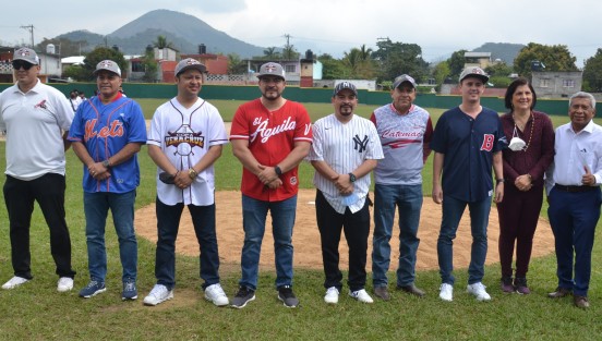  El diputado Juan Javier Gómez Cazarin en compañía del secretario de Educación de Veracruz Zenyancen Escobar, diputados locales así como autoridades de Catemaco, Ver., dieron el inicio formal de la Copa Veracruz la cual tendrá lugar en las diferentes sedes de el estado.

