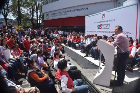 Con la presencia de diputados, presidentes municipales, síndicos, regidores, ex presidentes del CDE, ex diputados, sectores, organizaciones y militantes, celebraron el 93 aniversario del PRI.