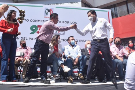 Estuvieron presentes: Anilú Ingram Vallines, diputada local y coordinadora del Grupo Parlamentario de PRI; diputada local; Erika Ayala Ríos, Corintia Cruz, Raúl Ramos Vicarte, Carlos Brito Gómez, Américo Zúñiga Martínez, Ricardo Landa Cano, ex presidentes del CDE; así como Renato Alarcón Guevara, también ex presidente del CDE y presidente de la Fundación Colosio Veracruz.