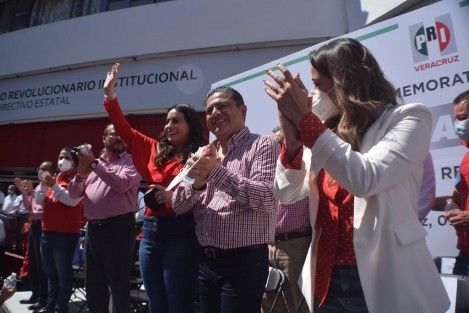 Estuvieron presentes: Anilú Ingram Vallines, diputada local y coordinadora del Grupo Parlamentario de PRI; diputada local; Erika Ayala Ríos, Corintia Cruz, Raúl Ramos Vicarte, Carlos Brito Gómez, Américo Zúñiga Martínez, Ricardo Landa Cano, ex presidentes del CDE; así como Renato Alarcón Guevara, también ex presidente del CDE y presidente de la Fundación Colosio Veracruz.