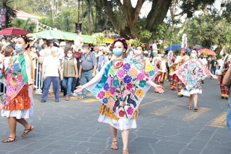 Dentro del Encuentro Cultural del Orgullo Veracruzano que se realiza en la ciudad de Coatepec, Ver., este sábado se pudo disfrutar de diversas actividades culturales y artísticas, así como presenciar el desfile de trajes típicos de distintas regiones de Veracruz y Oaxaca.