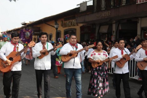 Dentro del Encuentro Cultural del Orgullo Veracruzano que se realiza en la ciudad de Coatepec, Ver., este sábado se pudo disfrutar de diversas actividades culturales y artísticas, así como presenciar el desfile de trajes típicos de distintas regiones de Veracruz y Oaxaca.