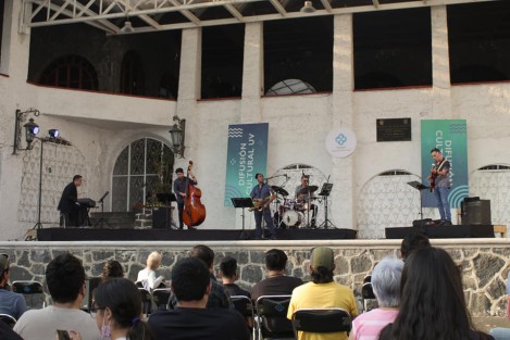 Luego de meses de suspensión de eventos artísticos por la pandemia, en Xalapa se van retomando actividades en los diversos foros, esto pese a que la capital se encuentra a partir del lunes, en semáforo naranja. 