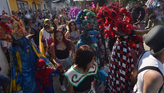 Luego de que por la pandemia se suspendiera en 2021 el tradicional carnaval de la comunidad de Almolonga, municipio de Naolinco, Veracruz,  éste se celebró nuevamente en 2022 del 4 al 7 de marzo.
