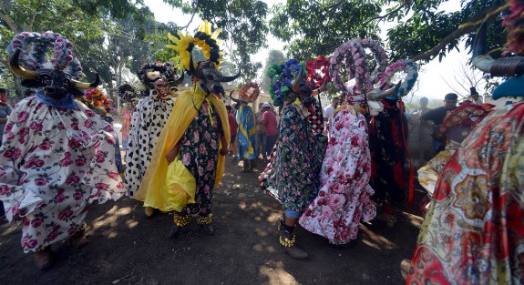 Luego de que por la pandemia se suspendiera en 2021 el tradicional carnaval de la comunidad de Almolonga, municipio de Naolinco, Veracruz,  éste se celebró nuevamente en 2022 del 4 al 7 de marzo.
