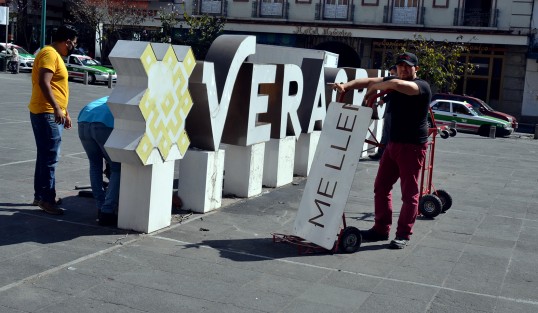 Ante las posibles afectaciones que podrían sufrir si se salieran de control las manifestaciones programadas para el 8 de Marzo, las letras turísticas instaladas en Plaza Lerdo, fueron retiradas desde temprana hora de este lunes.